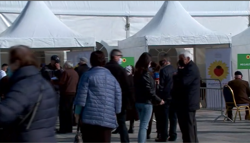 A ka frikë që do të marrë vaksinën kineze? Flet i moshuari që pret në radhë për t’u vaksinuar 800 0 6060380d6c885