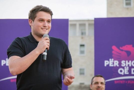 Klea Huta mbështet Eljo Hyskon e PS-së: Një i ri me një botëkuptim të freskët Elio Hysko