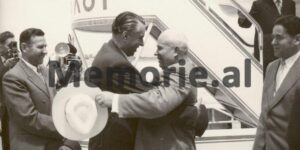 Enver Hoxha Mehmet Shehu dhe Nesti Nase duke pritur ne aeroportin e Rinasit Nikita Hrushovin dhe Nuritdin Mukhitdinovin. 1959 750x375 1