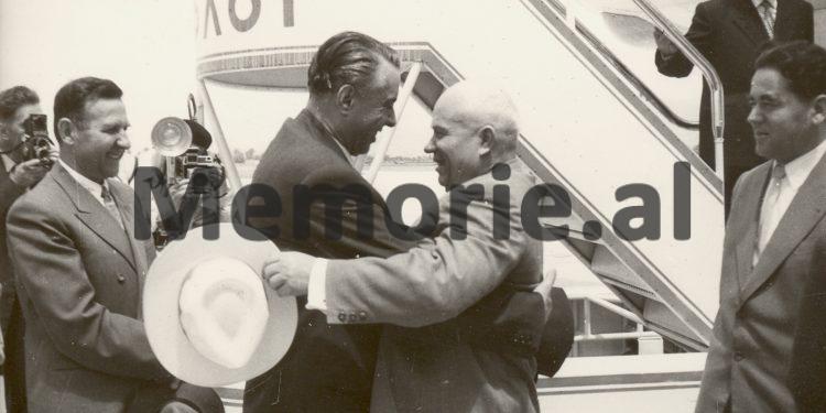 Ditari sekret i Enver Hoxhës: Marshalli na kërcënonte se nëse ‘Baza e Vlorës nuk bëhej sovjetike, ata do të…”! Ngjarjet dhe fotot e panjohura 7 Enver Hoxha Mehmet Shehu dhe Nesti Nase duke pritur ne aeroportin e Rinasit Nikita Hrushovin dhe Nuritdin Mukhitdinovin. 1959 750x375 1