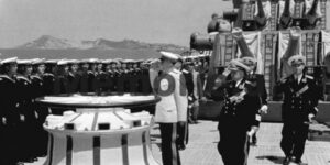 Enver Hoxha dhe Byroja Politike duke pershendetur admiralin Sergey Gorshkov ne bordin e nje lufte anijeje sovjetike te flotes se Detit te Zi e ankoruar ne Durres. 1954 750x375 1