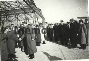 Enver Hoxha duke u takuar me nje perfaqesi shqiptaro sovjetike ne aeroportin e Laprakes pas kthimit te tij nga Bashkimi Sovjetik. 1949