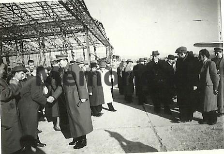 Ditari sekret i Enver Hoxhës: Marshalli na kërcënonte se nëse ‘Baza e Vlorës nuk bëhej sovjetike, ata do të…”! Ngjarjet dhe fotot e panjohura 5 Enver Hoxha duke u takuar me nje perfaqesi shqiptaro sovjetike ne aeroportin e Laprakes pas kthimit te tij nga Bashkimi Sovjetik. 1949
