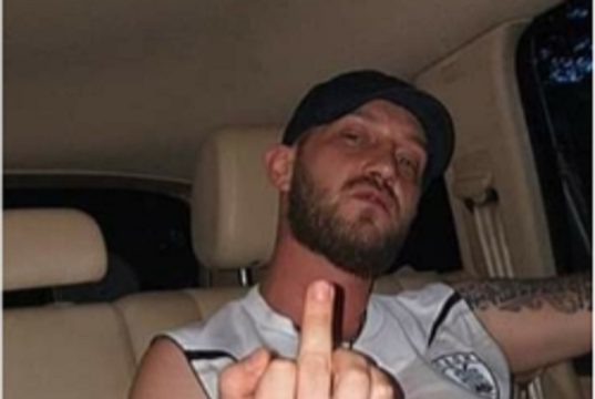 Kush është Igli Qani që u plagos sot në Korçë? Nga arrestimi me armë tek përshendetja ndaj Gjykatës me gishtin e mesit Igli Qani