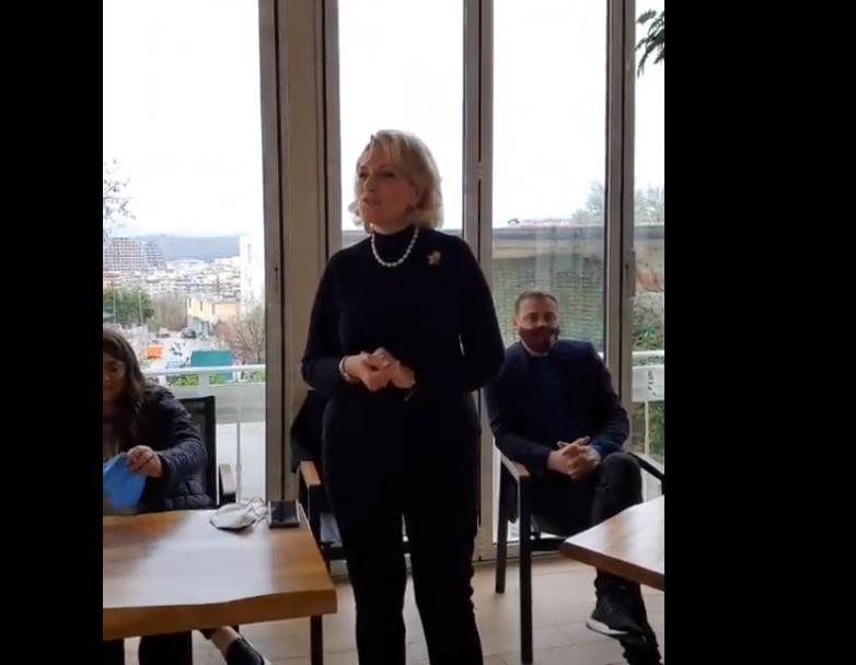 ‘Jam në mesin e syve më të bukur’/ Mimi Kodheli i drejtohet të rinjve: Dashuroni më shumë! Mimi Kodheli