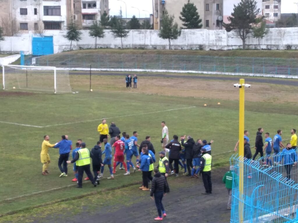 Matjanët fitojnë dhe rimarrin kreun, shijakasit sulmojnë gjyqtarët dhe policinë Ndeshja