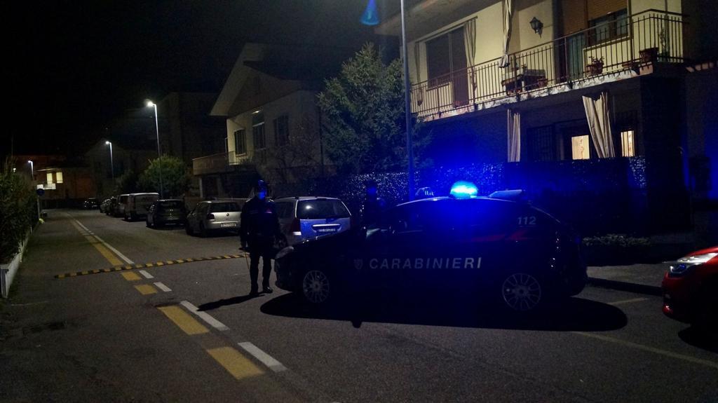 Marokeni nuk ulte muzikën, i riu shqiptar e qëllon me thikë në zemër fqinjin Pamje nga rruga policia italiane