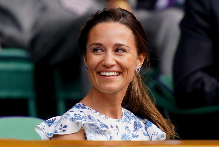 Vetëm një javë pas lindjes, Pippa Middleton fotografohet për herë të parë me vajzën në publik Pippa Middleton