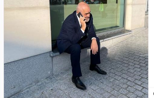 “Alo! Ca ka nai gjo anej?” Rama publikon pas konferencës në Bruksel me dy zyrtarët e BE Rama 8