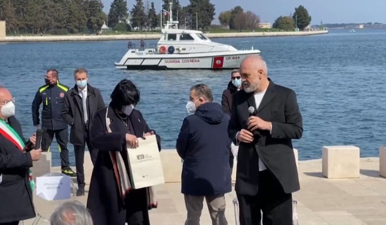 Rama mesazh për poltikën italiane: Varkat nuk sjellin fundin e botës, por mundësinë për t’u hapur Rama Brindisi