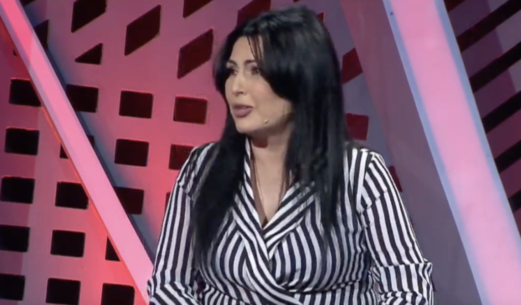 “Momenti i duhur për të njohur partnerin”, ja kush është konkurrentja e parë që i bashkohet “Përputhen 40” Screenshot 2021 03 07 at 9.10.57 PM