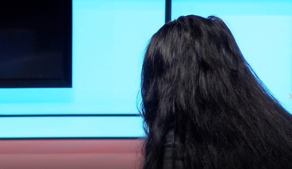“Po laja enët, vjehrra më goditi me legen pas koke dhe kunata më nxiu në të gjithë trupin” Screenshot 12 1