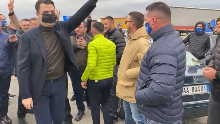 Basha shkon në Lezhë, ndalon rrugës për të përshëndetur qytetarët Screenshot 2 16 770x435 1