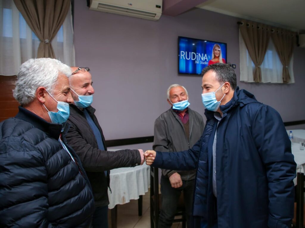 Peleshi takim me banorët në fshatin Ravonik: Tani mund të flasim për projekte madhore që para tetë vitesh nuk i imagjinonim dot WhatsApp Image 2021 03 21 at 12.30.10