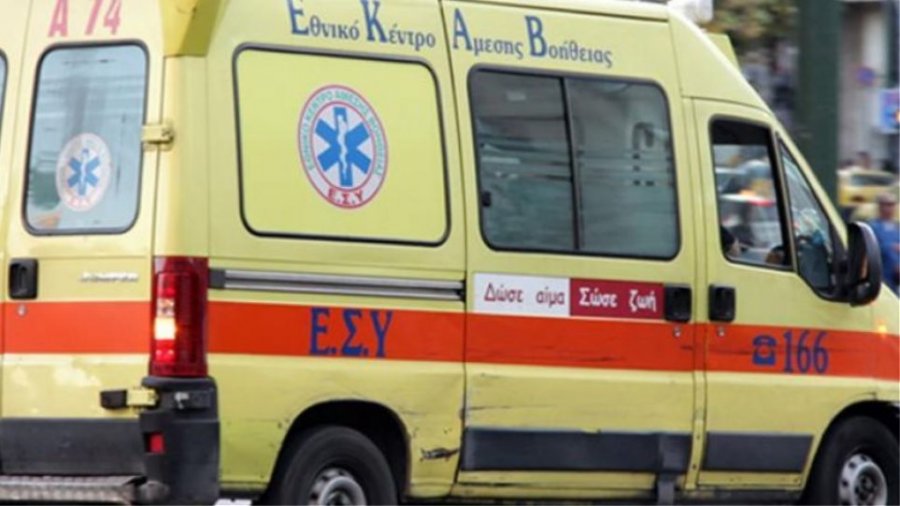 Greqi/ Gruaja ndalon mjekët të realizonin operacionin e djalit, arrestohet nga policia ambulanca ne greqi