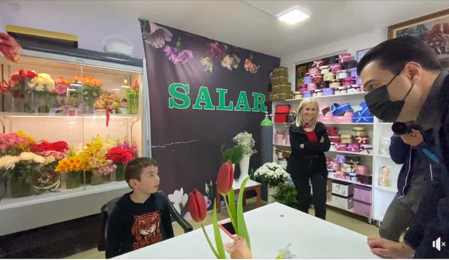 VIDEO/ Pas gafës, Basha leksione matematike djalit 8-vjeçar në Tiranë: Sa bëjnë 7 X 7? basha femije