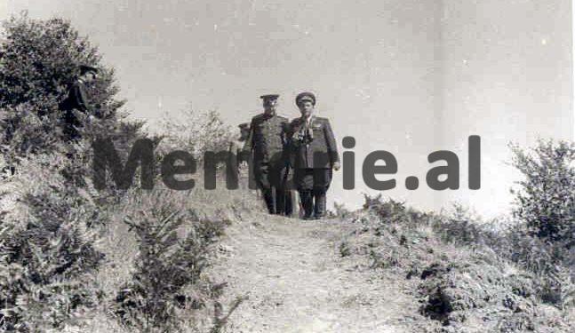 Ditari sekret i Enver Hoxhës: Marshalli na kërcënonte se nëse ‘Baza e Vlorës nuk bëhej sovjetike, ata do të…”! Ngjarjet dhe fotot e panjohura 2 beqir me ruset ne stervite 647x375 1