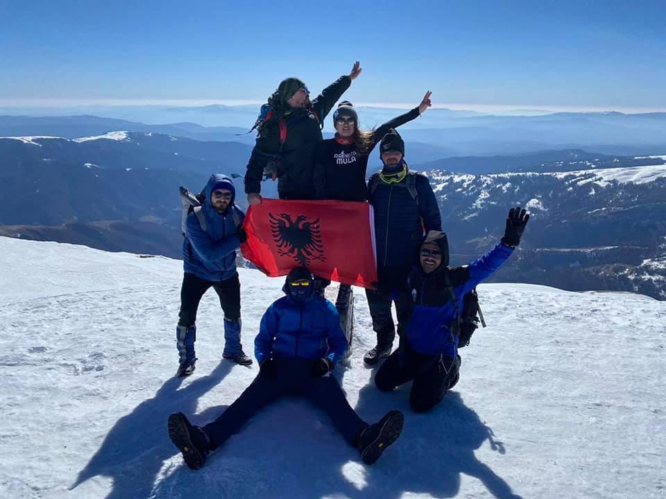Alpinistët nga Peja vendosin flamurin shqiptar në majën më të lartë në Serbi d0b92630 6f21 4497 949c 588f9b2a5b55