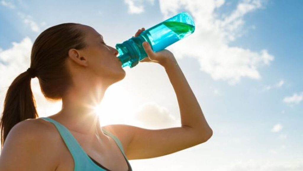 Këto 6 gjëra duhet të shmangni në mot të nxehtë për të qenë të shëndetshëm drinking water 620x350 81479727388