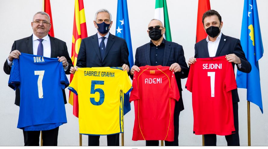Presidenti i Federatës Italiane viziton Shqipërinë: Janë 14 mijë të rinj shqiptarë në futbollin italian duka
