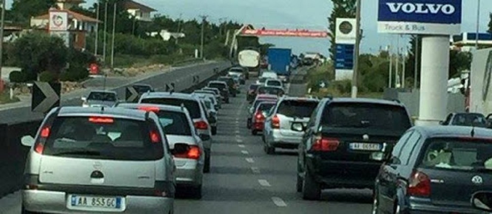 Trafik i dendur në hyrjen e kryeqytetit, radhë të gjata në autostradën Tiranë-Durrës durres