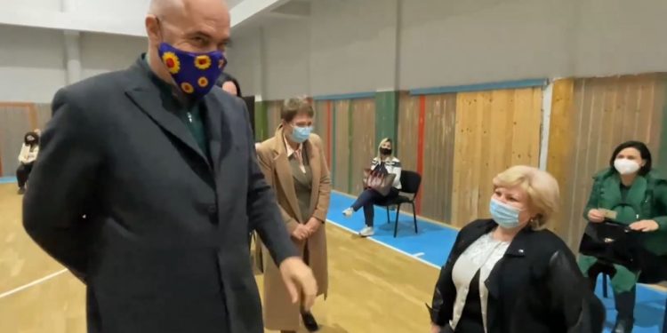 VIDEO/ “S’është bërë pa qëllim, pasi mban emrin “4 Dëshmorët”. Batuta e mësueses me Ramën: Mos bëhet ndonjë i pestë edi2 750x375 1