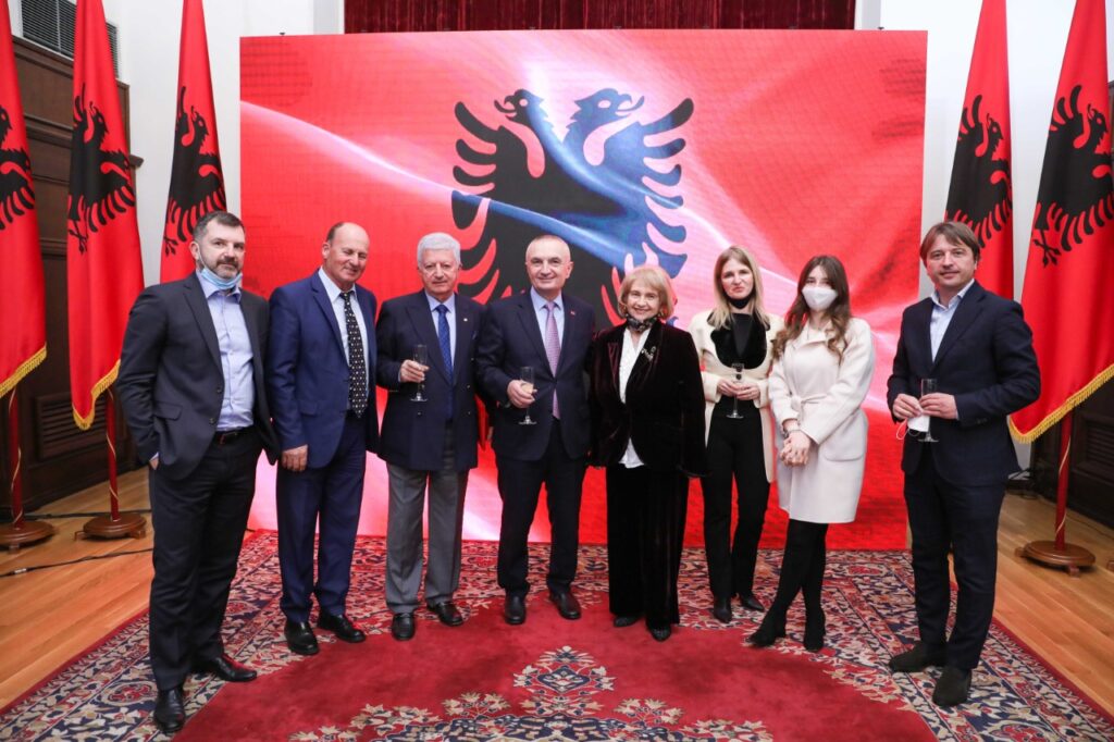 Meta dekoron figura të shquara drejtuese të sportit: Burim krenarie e përhershme futbolli