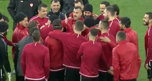 VIDEO / Te Maqedonia e Veriut argëtohen, Hasani&Co. luajnë me shpulla gjatë stërvitjes zyrtare hasani