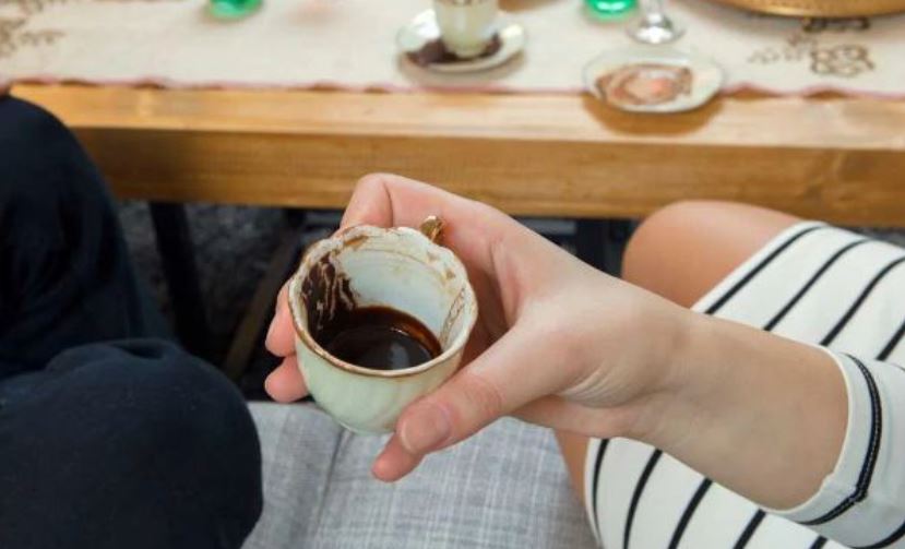 “Më bëj një kafe turke”/Motra denoncon vëllain në polici: Më rrahu! Gjakun e fshiu komshia, s’bën asnjë punë e mua më trajton si shërbëtore kafe
