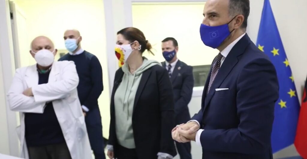Shëroi ambasadorin e BE nga COVID-19, mjeku Kalo zbulon mesazhin falenderues që i bëri Soreca kalo 1