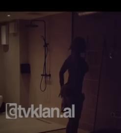 Kejvina "çmend" laçjanin, shfaqet totalisht nudo nga shtëpia e tij 3 kejvina 2