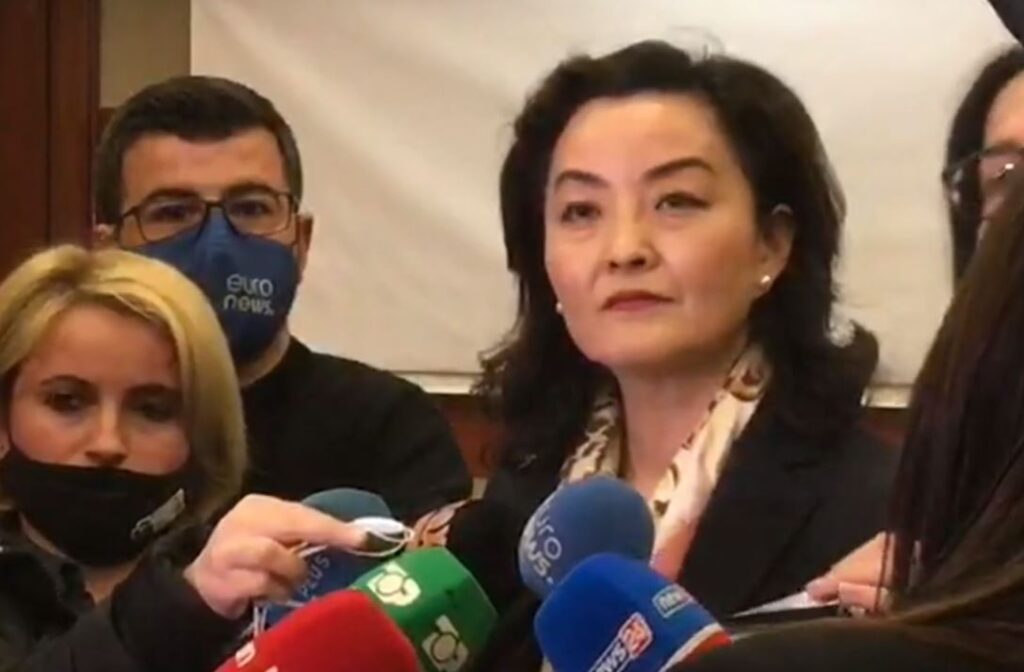 Ambasadorja Yuri Kim përforcon thirrjet: Nëse dikush është kërcënim për sigurinë e SHBA-së, është edhe për shqiptarët, mendojeni kim