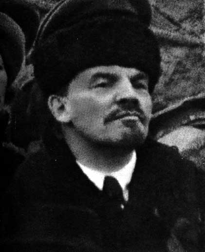 FOTO / Xhelal Mziu "maskohet" si Lenini: Nga maja e Ilnicës do të nisë stuhia e fitores 1 lenin1