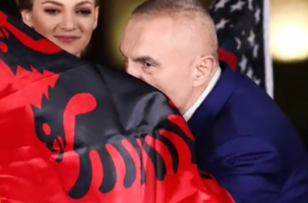 Meta shpërndan videon me pamjet nga marshimi i 2-marsit: Jemi popull shqiponjash dhe shqiponjat fluturojnë vetëm lart meta flamur
