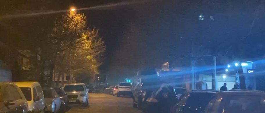 Qëllohet me armë zjarri 24-vjeçari në Tiranë, braktis mjetin pas atentatit. Ja kush ishte shënjestra ngj