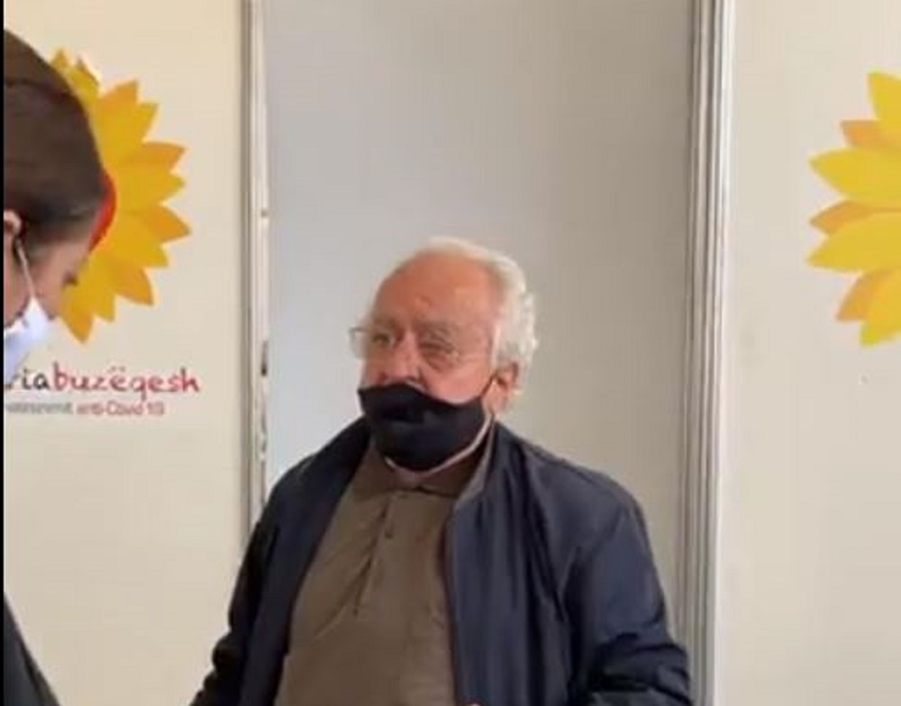 Vaksinohet aktori Luftar Paja, ministrja Manastirliu në qendrën e vaksinimit në sheshin “Skëndërbej” paja