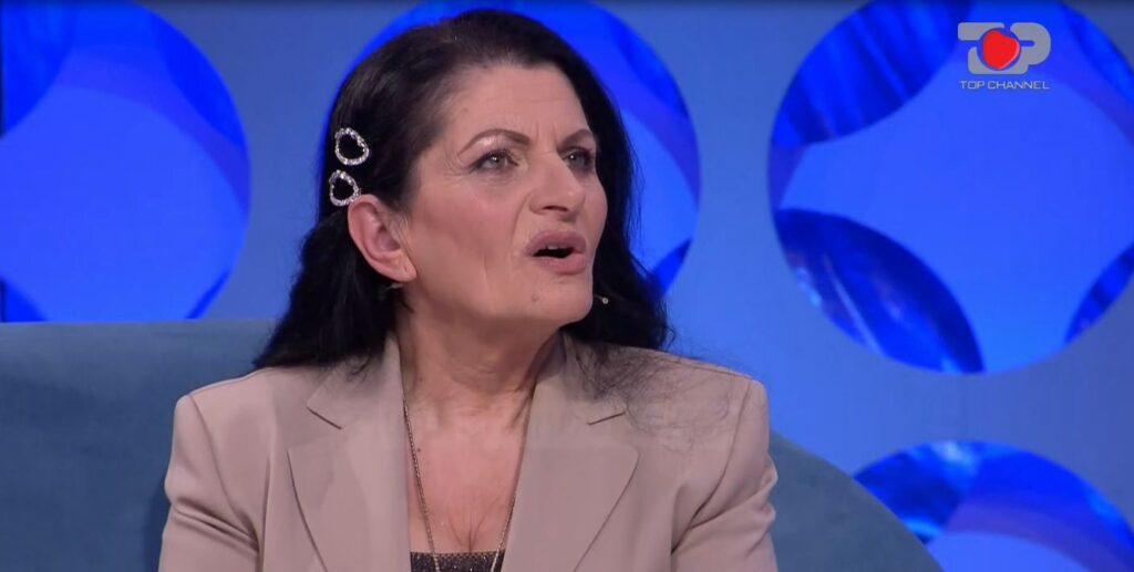 “Për’puthen +40″/ “Ik mbaj nipin e mbesën”, gjyshja 62-vjeçare tregon si reagoi ndaj komenteve negative perputhen 40