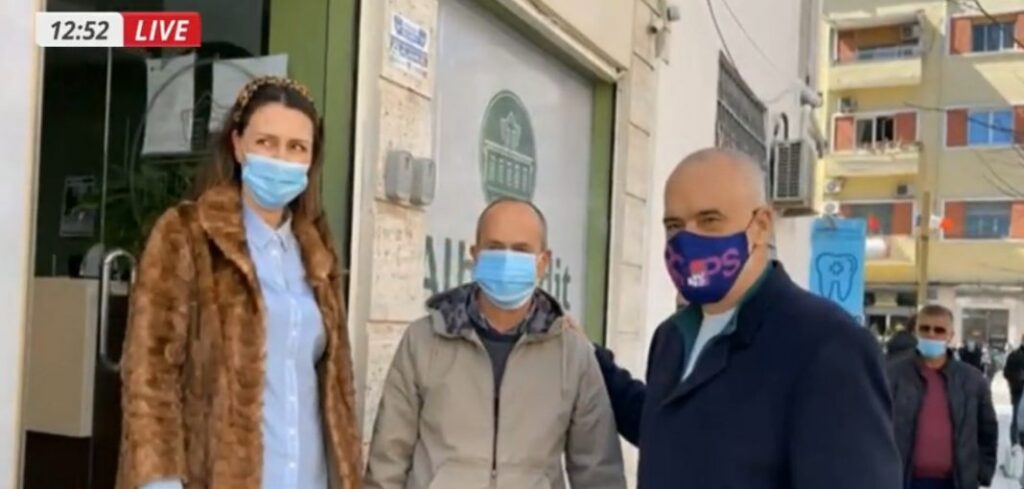 ‘Fotografi me kryeministrin, burrin po se po, ça do më?’, Rama batuta me qytetaren në Durrës rama 15