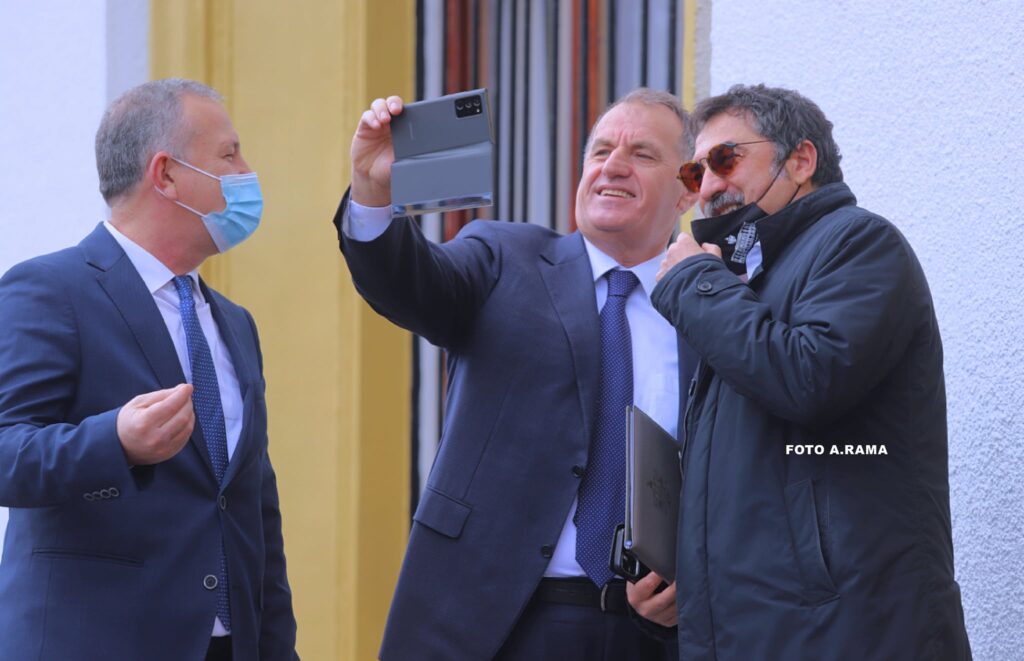 Deputetët bëjnë selfie me njëri-tjetrin jashtë Kuvendit, disa prej tyre shijiojnë ditët e fundit 7 selfie 1