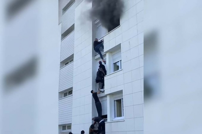 Video/ Francë, të rinjtë shërbejnë si “shkallë” për të shpëtuar familjen nga zjarri shkalla