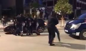LAJM I FUNDIT/ Sherr mes të rinjëve në Elbasan, njëri prej tyre në gjendje të rëndë v fcb