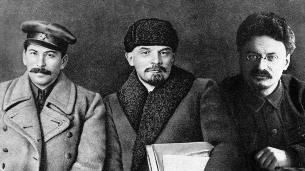 FOTO / Xhelal Mziu "maskohet" si Lenini: Nga maja e Ilnicës do të nisë stuhia e fitores 3 xhelal mziu 2