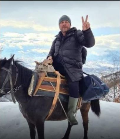 FOTO / Xhelal Mziu "maskohet" si Lenini: Nga maja e Ilnicës do të nisë stuhia e fitores 8 xhelal mziu Copy 1