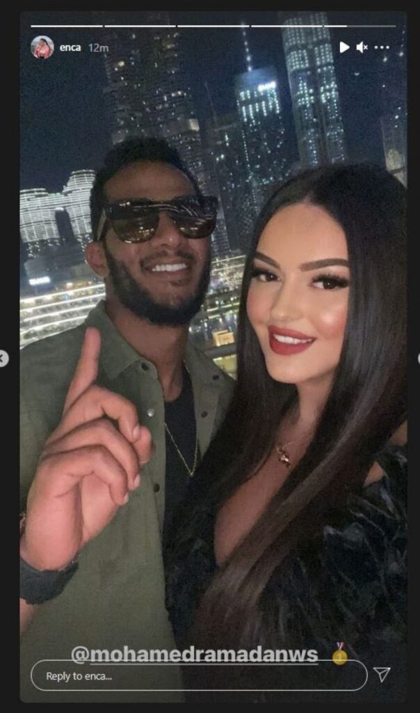 Pas sheikut, Enca fotografohet krah këngëtarit të njohur arab në Dubai 1 1 40
