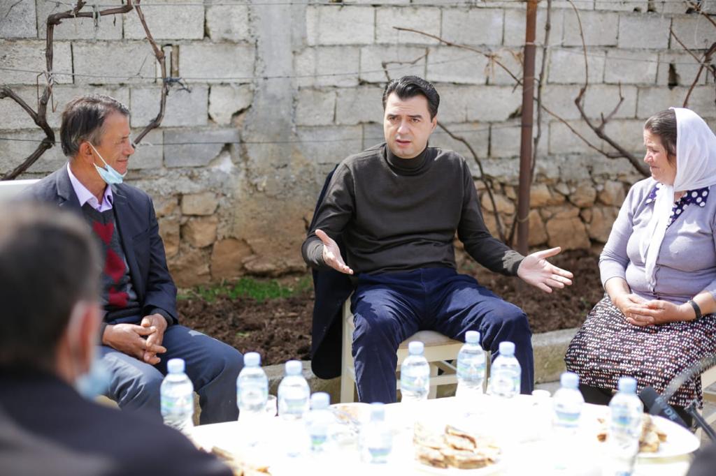 Basha vizitë në familjen kuksiane, shtrohet dhe konsumon flinë e përgatitur nga zonja e shtëpisë 1 1