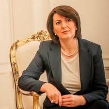 “Gratë e kanë vendin në kuzhinë”, ish-presidentja i përgjigjet Hoxhë Krasniqit me dy foto: Në krye të odës dhe në krye të shtetit 1 173960881 1659291164459395 6619388854372513369 n