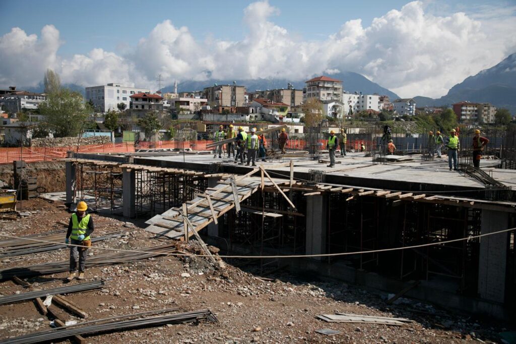 FOTOT / “Deri në pranverën e 2022 do të jetë gati”, Rama, Veliaj dhe Ahmetaj inspektojnë kantierin për lagjen e re te “5 Maji” 18c0216d 4f5a 490f 9bf0 3b85e6bf62ec
