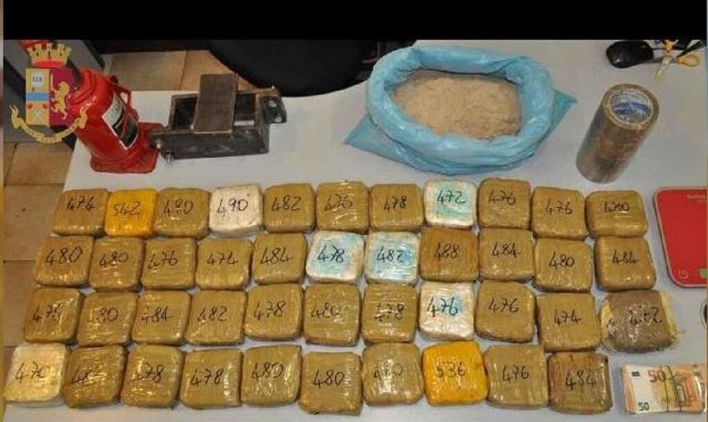 Iu gjetën 21 kg heroinë dhe mijëra euro brenda apartamentit, arrestohet shqiptari në Itali 21 kg droge