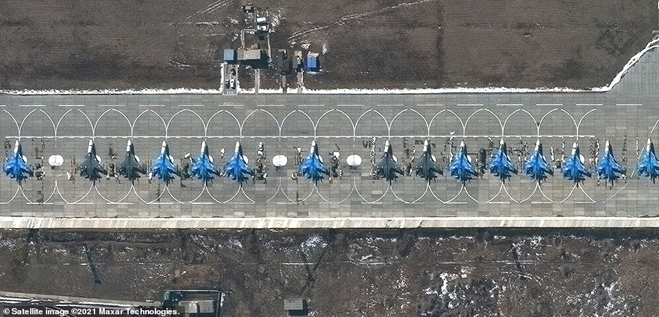FOTOT: Në pritje të urdhrit të Putin, avionët supersonik rusë rreshtohen pranë kufirit me Ukrainën 42009336 9493217 Satellite images show the 15 Su 34 fighter bomber aircraft that a 95 1618955616436