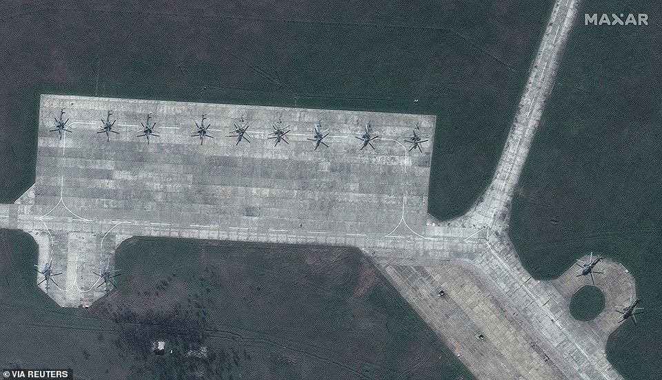 FOTOT: Në pritje të urdhrit të Putin, avionët supersonik rusë rreshtohen pranë kufirit me Ukrainën 2 5 13 1